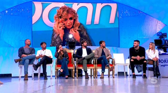 Uomini e donne, oggi la telefonata tra Tina Cipollari e Alessandro Zarino: “Non vuole venire in puntata” | video Witty tv La telefonata tra Tina Cipollari e Alessandro Zarino a Uomini e donne