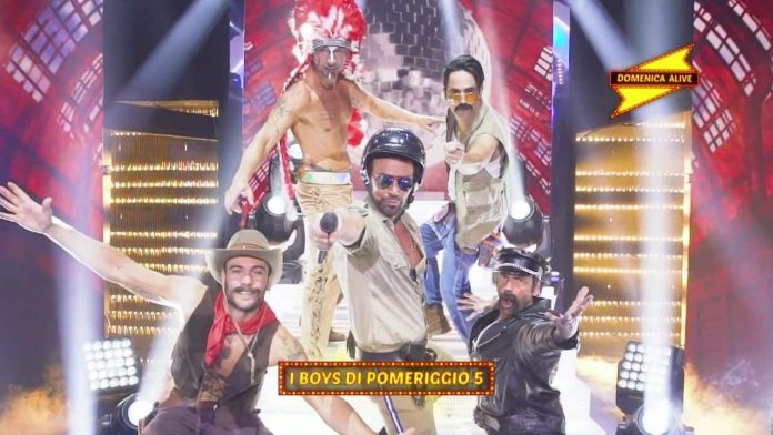 Gli Opinionisti di Pomeriggio 5 fanno i Village People a Domenica Live, Barbara D’Urso “Io morta” | Video Mediaset Village People balletto domenica live