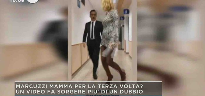 Alessia Marcuzzi incinta del terzo figlio? Pancino sospetto a Mattino Cinque | Video Mediaset Alessia Marcuzzi incinta? Il dubbio a Mattino cinque