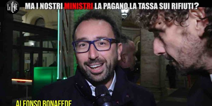 Le Iene, i ministri pagano la tassa dei rifiuti? Ecco cosa hanno risposto | Video Mediaset Le Iene, ministri e tasse per rifiuti