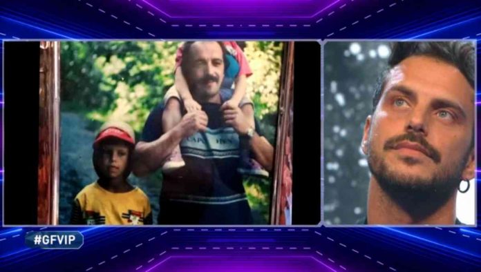 Andrea Montovoli emozionato al Grande Fratello Vip 2020: il ricordo del padre morto e la sorpresa della sorella Anita | video Mediaset Andrea Montovoli emozionato per il padre al Grande Fratello Vip 2020