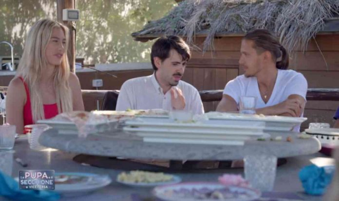 La Pupa e il Secchione 2020, due di picche per Mazzoni: Angelica lo abbraccia e i pantaloni si strappano | video Mediaset Angelica Preziosi, Raffaello Mazzoni e Marco Sarra a La pupa e il secchione 2020