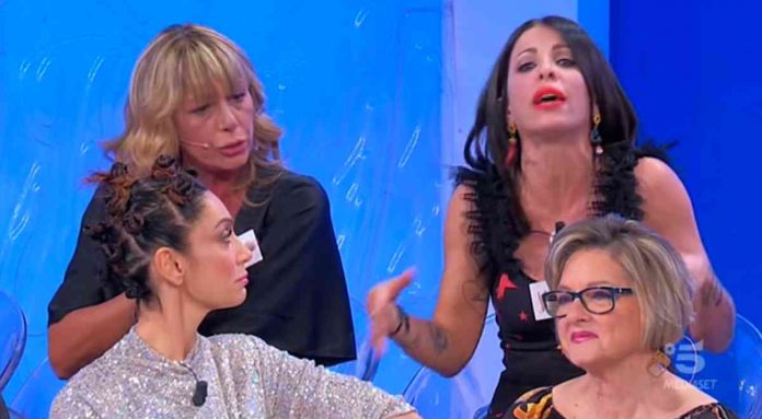 Uomini e donne oggi, Aurora tra Marco e Giordano: “Non bacerò nessuno…” | Video Witty Tv Aurora e Valentina a Uomini e donne