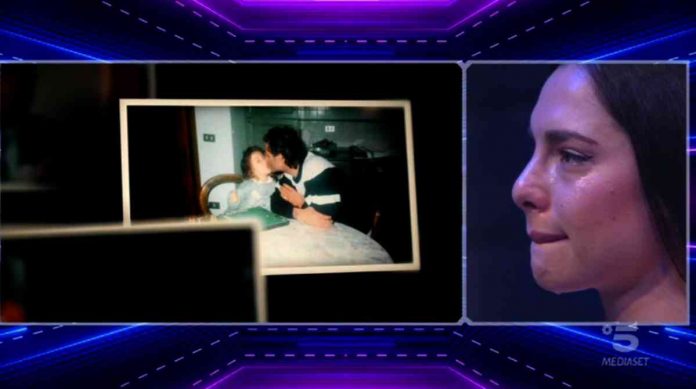 Grande Fratello Vip 2020, Carlotta Maggiorana piange per il padre: la sorpresa della madre le ridà il sorriso | video Mediaset Carlotta Maggiorana piange per il padre al Grande Fratello Vip 2020