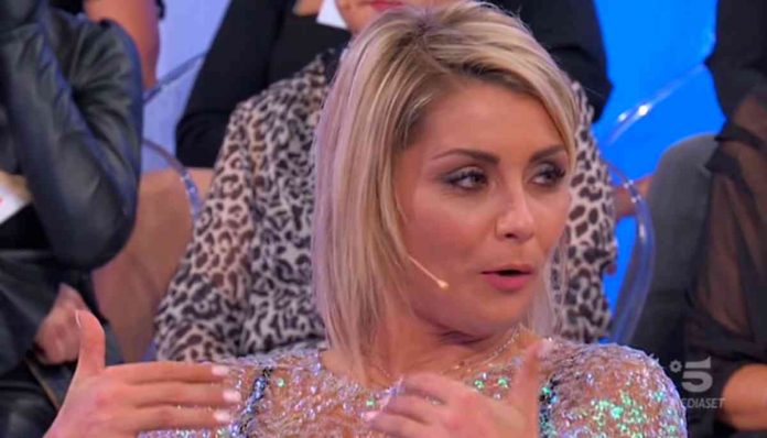 Uomini e donne oggi, la sfilata di Antonella, Alessia e Carlotta | video Witty tv Carlotta è la nuova dama del Trono Over di Uomini e donne