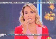 Coronavirus, Barbara D’Urso mangia un biscotto della fortuna a Pomeriggio 5: “Vi invito ad andare nei ristoranti cinesi” | video Mediaset Barbara D'Urso mangia un biscotto della fortuna a Pomeriggio 5