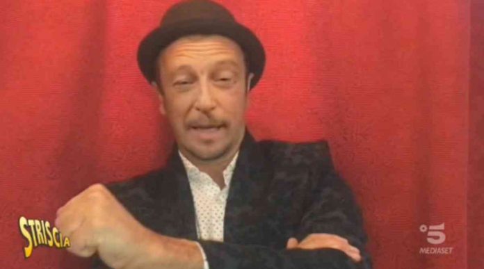 Amadeus e le polemiche per Sanremo: il deepfake a Striscia la notizia e la frase di Ficarra | video Mediaset Deepfake Amadeus a Striscia la notizia