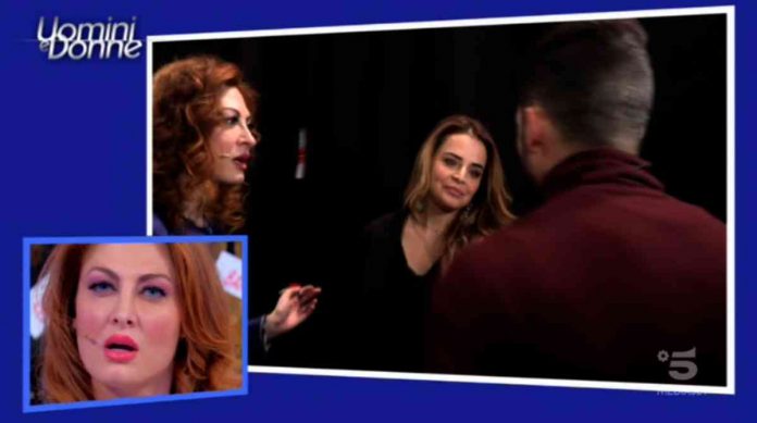 Uomini e donne oggi, Roberta striglia Luca per il bacio con Diana: “Potevi dirmelo” | video Witty tv Diana Caruso, Roberta Di Padua e Luca Palazzolo a Uomini e donne - Trono Over