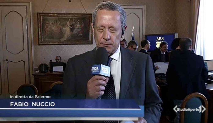 Studio Aperto, il giornalista Fabio Nuccio lascia la diretta dopo un malore? Nessun commento dalla conduttrice | video Mediaset Il giornalista Fabio Nuccio a Studio Aperto