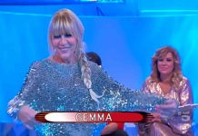 Uomini e donne oggi, siparietto tra Gemma e Tina per la sfilata: cos’ha la Galgani nelle “coppe”? | video Witty tv Gemma sfila a Uomini e donne vestita da Sirenetta