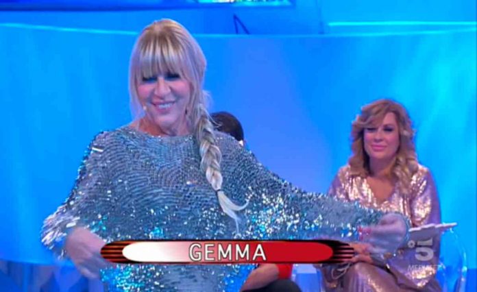 Uomini e donne oggi, siparietto tra Gemma e Tina per la sfilata: cos’ha la Galgani nelle “coppe”? | video Witty tv Gemma sfila a Uomini e donne vestita da Sirenetta