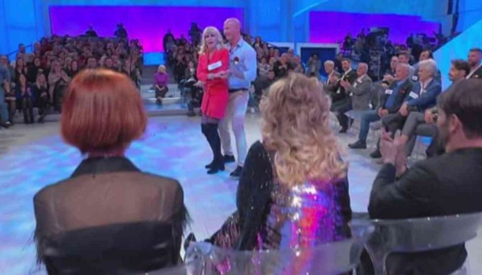 Gemma balla con Mattia a Uomini e donne: la dama si scatena e infiamma lo studio | video Witty tv Gemma balla con Mattia a Uomini e donne