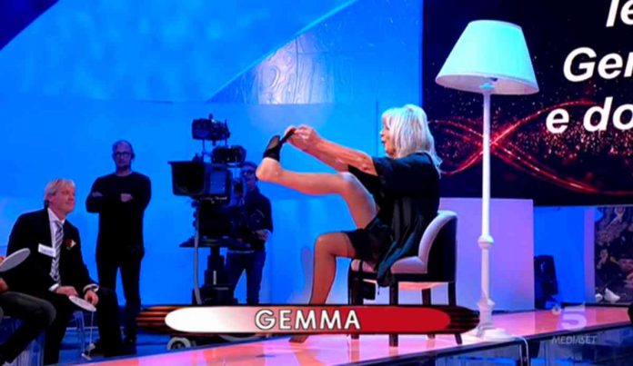 Gemma sfila a Uomini e donne: “Ma è senza mutande?” | video Witty tv La sensuale sfilata di Gemma a Uomini e donne
