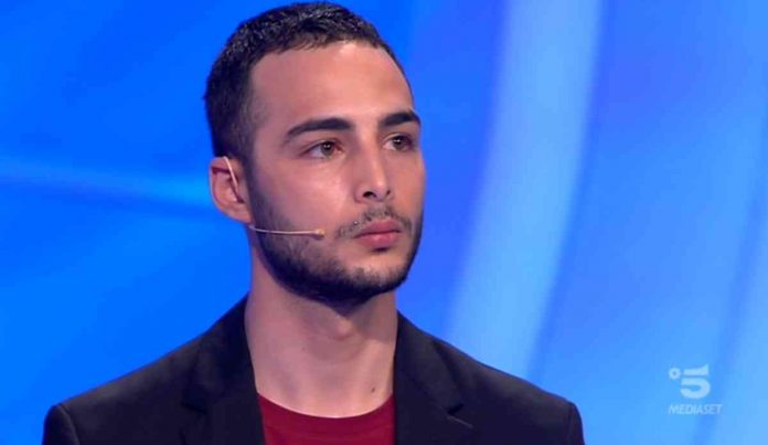 C’è posta per te 2020, la storia di mamma Annamaria e di suo figlio Lorenzo: “Non la voglio vedere” | video Witty tv Lorenzo a C'è posta per te 2020