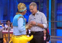Avanti un altro 2020, Luca Laurenti fa Aladino con la “lampada” all’insù e in studio ridono tutti | video Mediaset Luca Laurenti Aladino ad Avanti un altro 2020