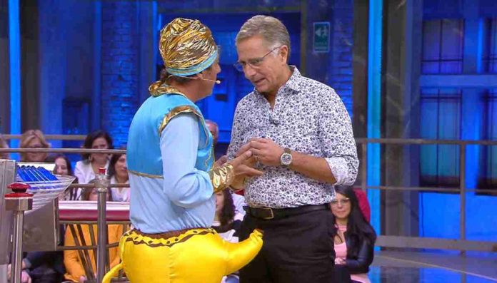 Avanti un altro 2020, Luca Laurenti fa Aladino con la “lampada” all’insù e in studio ridono tutti | video Mediaset Luca Laurenti Aladino ad Avanti un altro 2020