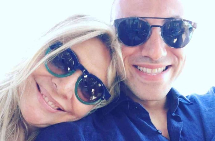 Vincenzo De Lucia imita Mara Venier per Superguida tv: “La mia Sandra Milo a Domenica In, il bene che voglio a Vladimir Luxuria e la candidatura per Tale e Quale Show” | VIDEO e INTERVISTA Mara Venier e il suo imitatore Vincenzo De Lucia