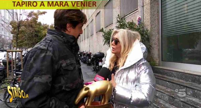 Mara Venier attapirata a Striscia la notizia: “Il deepfake? Non sono io, in Australia mi vogliono far la pelle” | video Mediaset Il tapiro di Striscia la notizia per Mara Venier