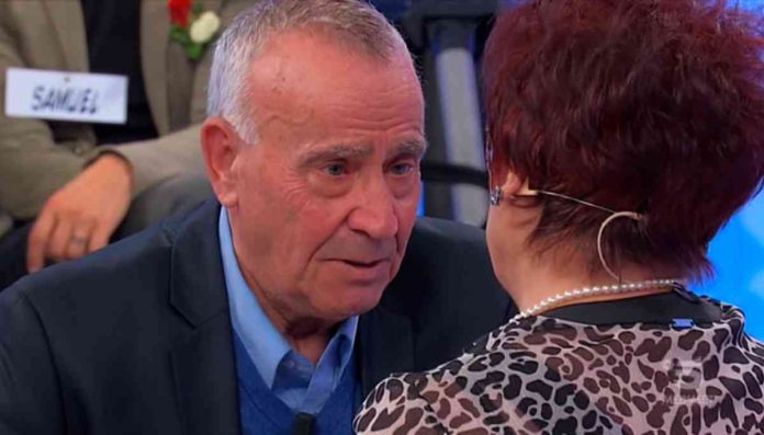 Uomini e donne oggi, Romolo dà della bugiarda ad Olga e va avanti con Fernanda | video Witty tv Romolo in ginocchio per Olga a Uomini e donne