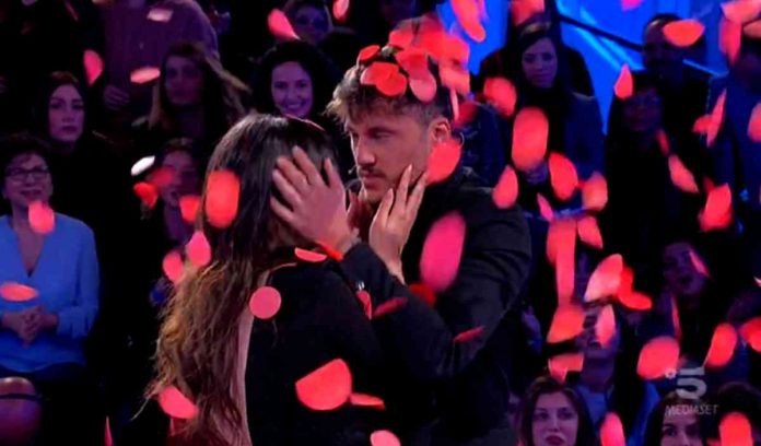 La scelta di Giulio Raselli a Uomini e donne: “Dimmi di sì perché ti amo” | Video Witty Tv La scelta di Giulio Raselli a Uomini e donne è Giulia D'Urso