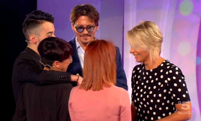 C’è posta per te 2020, la prima puntata in diretta: tutte le storie e gli ospiti di ieri sera | video Witty tv Jonnhy Depp ospite a C'è posta per te 2020 per la storia di mamma Rosa