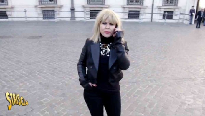 Rita Pavone sovranista a Sanremo? Striscia la notizia sfodera la pungente imitazione: “Questa storia che rubano le canzoni…” | video Mediaset Valeria Graci imita Rita Pavone a Striscia la notizia