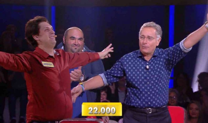 Avanti un altro 2020, vincita di 22.000 euro nel gioco finale: Jhonny trionfa e abbraccia Bonolis | video Mediaset Jhonny vince 22.000 euro ad Avanti un altro 2020