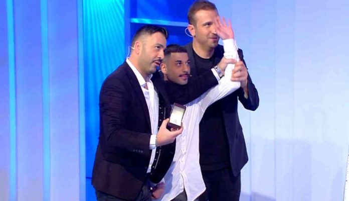 C’è posta per te 2020, la puntata del 29 febbraio in diretta: ospiti e storie | Video Witty tv Amedeo Grieco alza la mano del fratello a C'è posta per te 2020