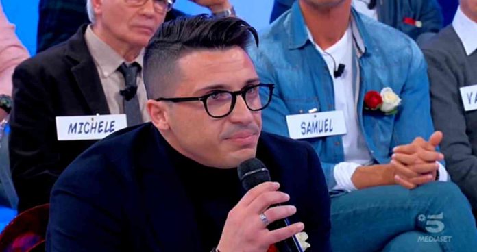 Uomini e donne, oggi Trono Over tra segnalazioni e scontri: Andrea ammette il bacio, nessuna prova su Veronica | Video Witty tv Andrea corteggia Veronica a Uomini e donne - Trono Over