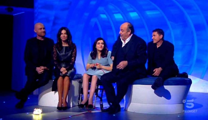 C’è posta per te 2020, Angela in sedia a rotelle: il regalo del fidanzato Francesco è la giuria di Tu sì que vales | video Witty tv La giuria di Tu sì que vales a C'è posta per te 2020 per la storia di Angela e Francesco