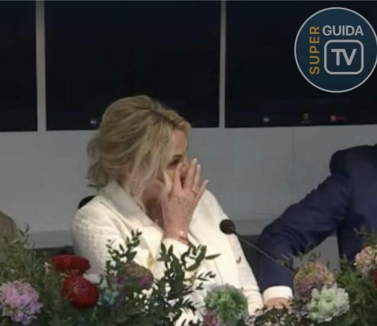 Antonella Clerici scoppia in lacrime a Sanremo 2020 e fa pace con la Rai: “Un anno difficile” Antonella Clerici Commossa in lacrime a Sanremo 2020