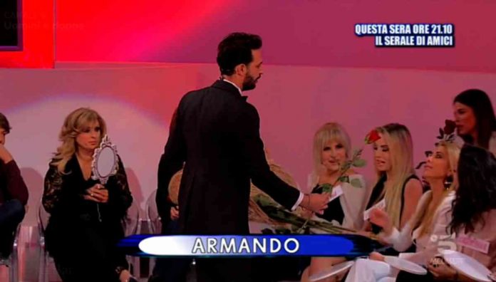 Uomini e donne oggi, la sfilata di Armando “Bello e invincibile”: nessuna rosa per Veronica, il motivo | Video Witty tv Armando Incarnato sfila a Uomini e donne e non dà la rosa a Veronica Ursida