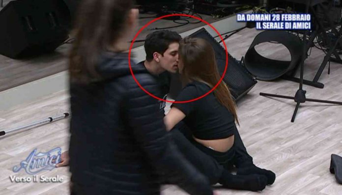 Amici 19: Javier innamorato, al telefono con Talisa | Video Witty Tv Il bacio di Javier e Talisa ad Amici - Verso il Serale