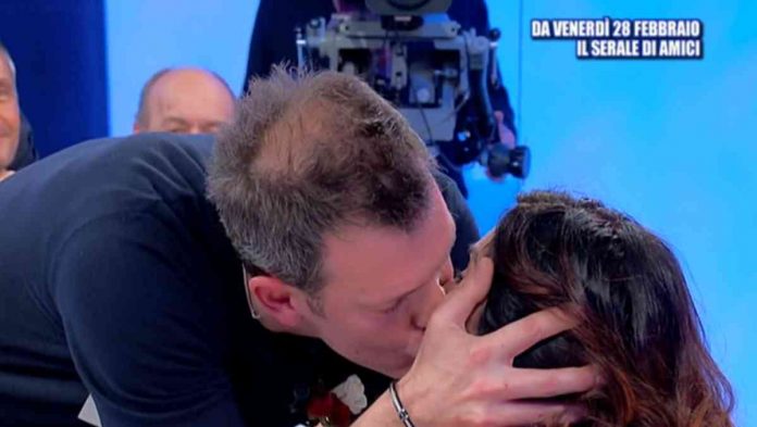 Uomini e donne oggi, tra Barbara De Santi e Michele scatta il bacio: il gesto a sorpresa | Video Witty tv Il bacio tra Michele e Barbara a Uomini e donne