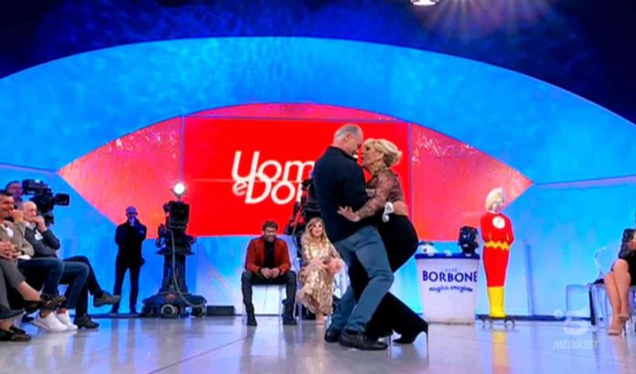 Uomini e donne oggi, Gemma chiude con Emanuele e lo stop è turbolento | video Witty tv Gemma fa il ballo del cocco a Uomini e donne