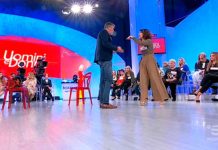 Uomini e donne oggi: la caduta di Barbara De Santi e il lancio di scarpa e biscotto contro Marcello | video Witty tv Barbara De Santi lancia una scarpa a Uomini e donne