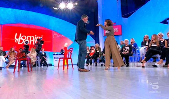 Uomini e donne oggi: la caduta di Barbara De Santi e il lancio di scarpa e biscotto contro Marcello | video Witty tv Barbara De Santi lancia una scarpa a Uomini e donne