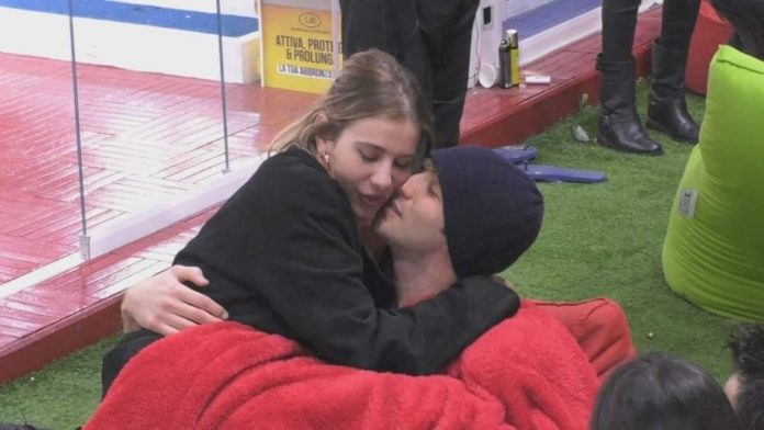 Clizia Incorvaia: Francesco Sarcina e il bacio con Paolo Ciavarro a Mattino Cinque | Video Mediaset Paolo e Clizia al GFVip 4