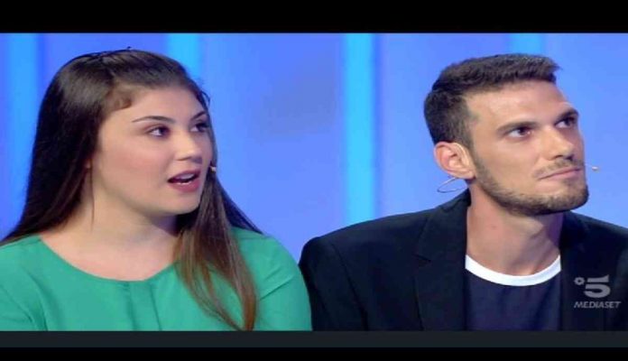 C’è posta per te 2020, busta chiusa tra una figlia e i genitori: Dafne innamoratissima del fidanzato | Video Witty tv Dafne e il fidanzato Gabriele a C'è posta per te 2020