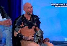 Uomini e donne oggi, la sfilata di Erik Pregnolato: gladiatore “Bello e invincibile” | Video Witty tv Erik Pregnolato gladiatore a Uomini e donne - Trono Over