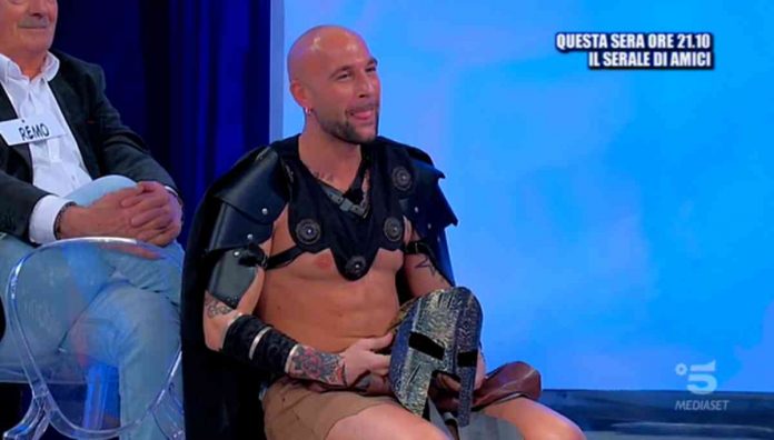 Uomini e donne oggi, la sfilata di Erik Pregnolato: gladiatore “Bello e invincibile” | Video Witty tv Erik Pregnolato gladiatore a Uomini e donne - Trono Over