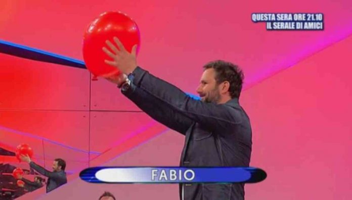 Uomini e donne oggi, la sfilata di Fabio fa commuovere Veronica: è l’omaggio di un padre alla figlia | Video Witty tv Fabio sfila e commuove a Uomini e donne - Trono Over