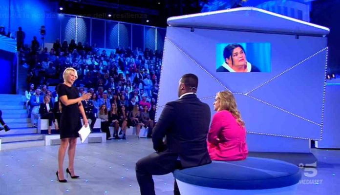 C’è posta per te 2020, Maria De Filippi difende mamma Flora dal figlio Giovanni e la fidanzata: “Lei un mostro? Mi fa pena” | video Witty tv Mamma Flora, il figlio Giovanni e la fidanzata Luisana a C'è posta per te 2020