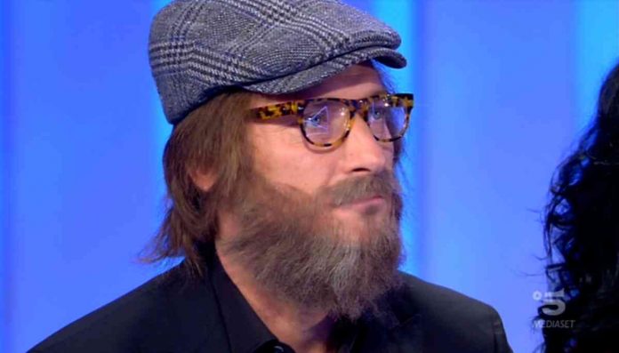 Francesco Totti camuffato a C’è posta per te 2020: la storia di due ragazzi con la sindrome di Down diverte tutti | video Witty tv Francesco Totti con barba e baffi a C'è posta per te 2020