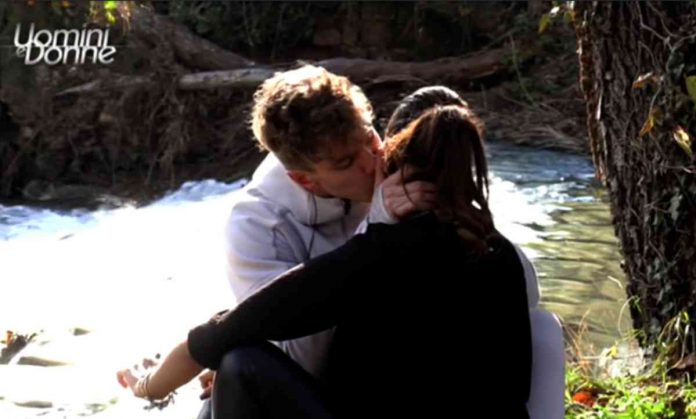 Uomini e donne oggi, esterna al bacio tra Sara e Gaetano? | video Witty tv Quasi bacio tra Sara e Gaetano a Uomini e donne