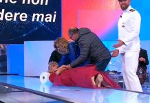Uomini e donne oggi, Tina stende Gemma a terra e chiama il dottore: “Mi vuole morta” | video Witty tv Gemma stesa a terra a Uomini e donne