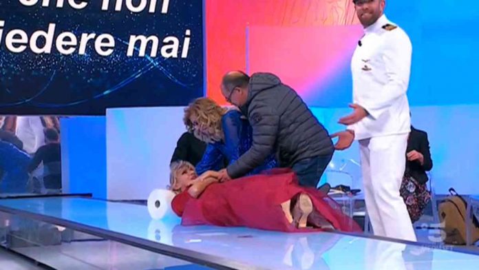 Uomini e donne oggi, Tina stende Gemma a terra e chiama il dottore: “Mi vuole morta” | video Witty tv Gemma stesa a terra a Uomini e donne