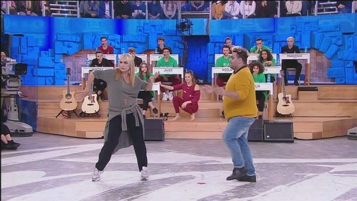 Amici 19: il balletto della Celentano con un ragazzo del pubblico sulle note di Andromeda | Video WittyTv La Maestra Celentano