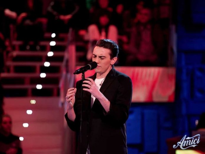Amici 19: Michele Bravi canta Il diario degli errori | Video Witty Tv Amici 19 Michele Bravi