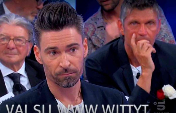 Uomini e donne oggi, il bacio tra Carlotta e Marco emoziona: spunta anche un regalo | video Witty tv Marco a Uomini e donne - Trono Over